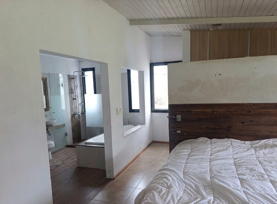 Dormitorio original, calefón y placard viejo