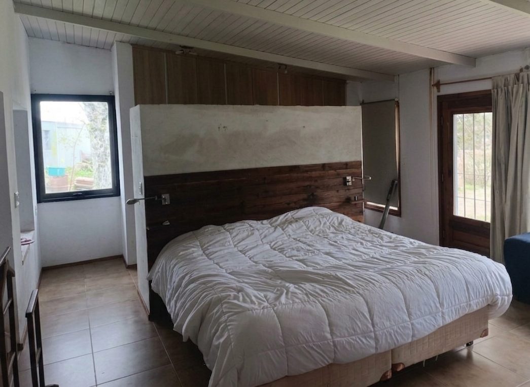Dormitorio original, vista hacia el baño